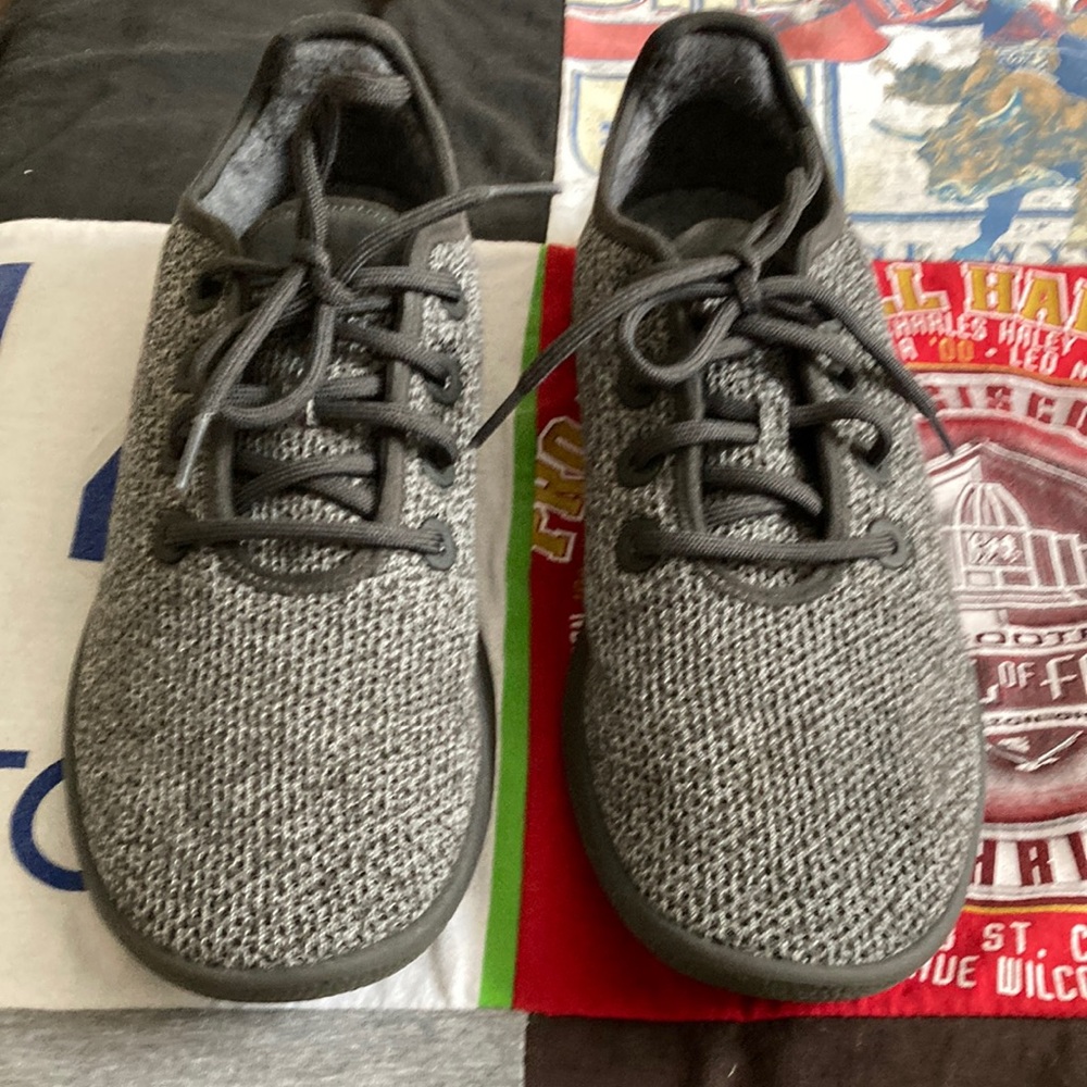 Allbird Tree Runners Black & Gray , Size 11…in like new condition.
